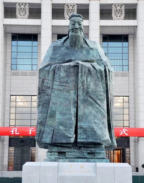 Una Estatua Bronce Confucio Representa Frente Museo Nacional China Plaza — Foto de Stock