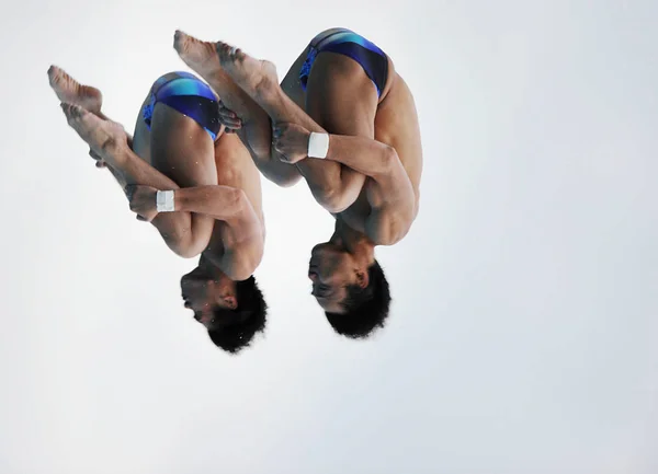 中国は 中国上海のオリエンタルスポーツセンターの屋外ダイビングプールでの14回の Fina 世界選手権の間に メンズ10メートルの同期されたプラットフォームのダイビングイベントの決勝戦で競います 2011 月17日 — ストック写真