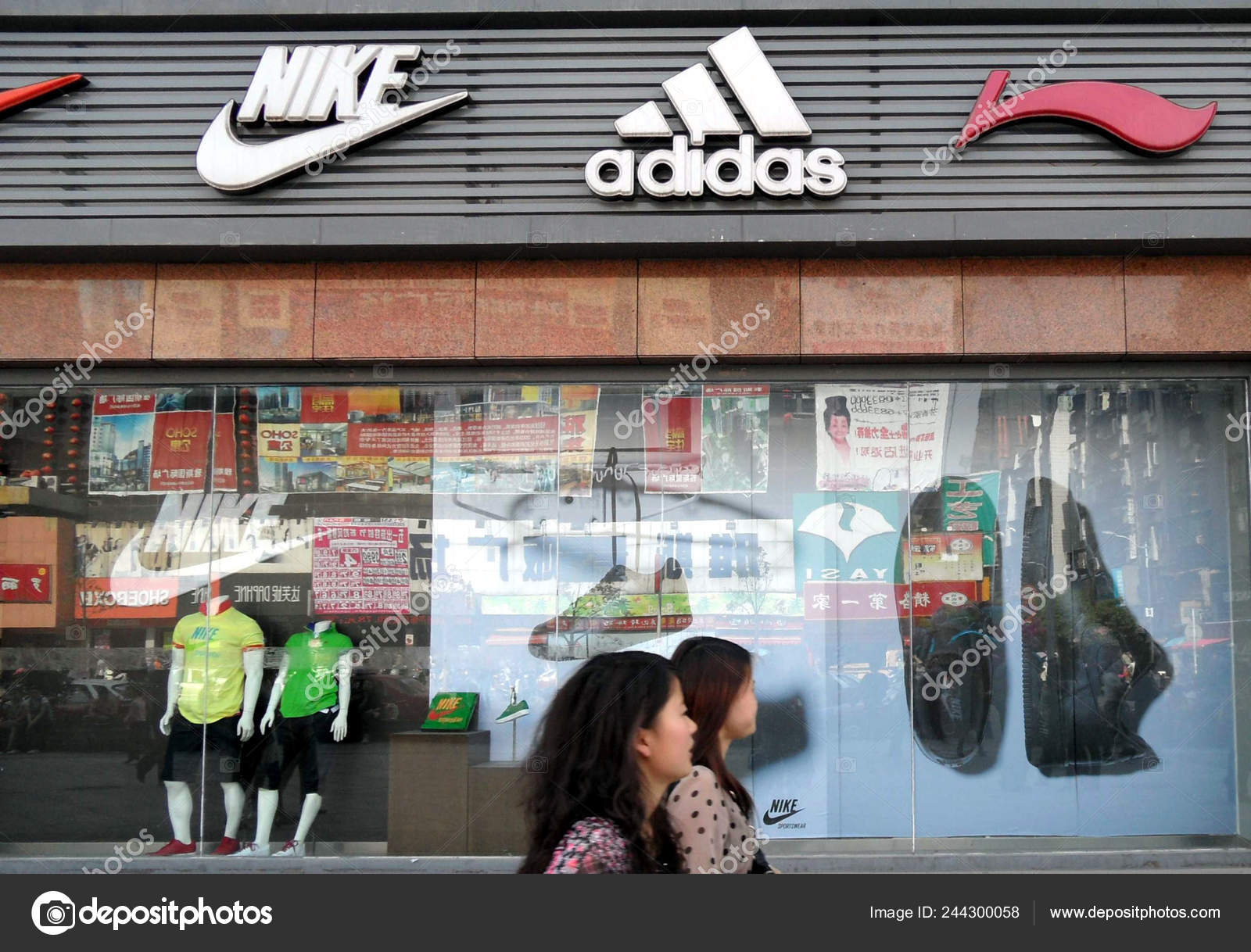 Lokale Beboere Går Forbi Skiltene Nike Adidas Ning Sportstøj Butik – Redaktionelle stock-fotos ChinaImages #244300058