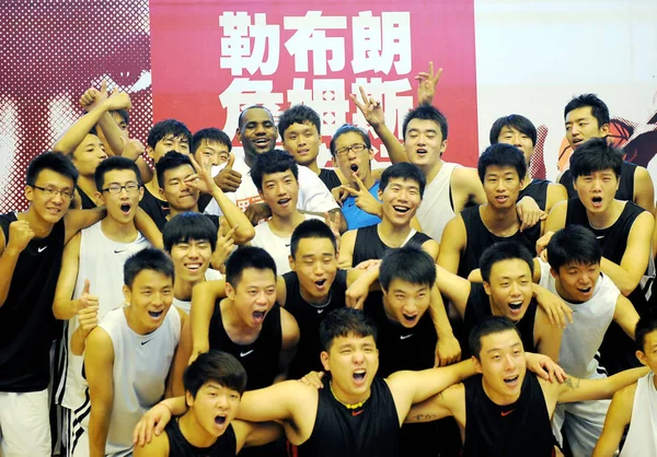 Gwiazda Nba Lebron James Stwarza Młodych Koszykarzy Chiński Uniwersytecie Changan — Zdjęcie stockowe