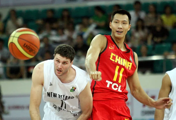 Chinas Jianlian Derecha Desafía Jugador Nueva Zelanda Partido Baloncesto Copa — Foto de Stock