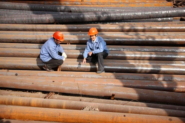 Trabalhadores Chineses Verificam Tubos Aço Sem Costura Uma Fábrica Aço — Fotografia de Stock