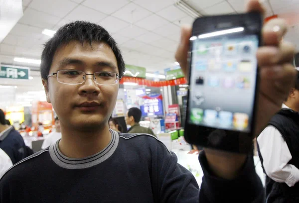 Chinese Buyer Shows His Apple Iphone Smartphone Suning Home Appliance — Stock Photo, Image