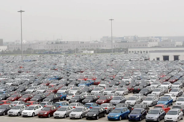Över Rader Buick Och Chevrolet Bilar Parkeringsplats Shanghai Joint Venture — Stockfoto
