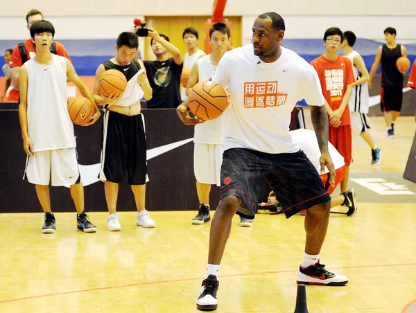 Nba Star Lebron James Coaches Young Chinese Basketball Players Changan — Stock Photo, Image