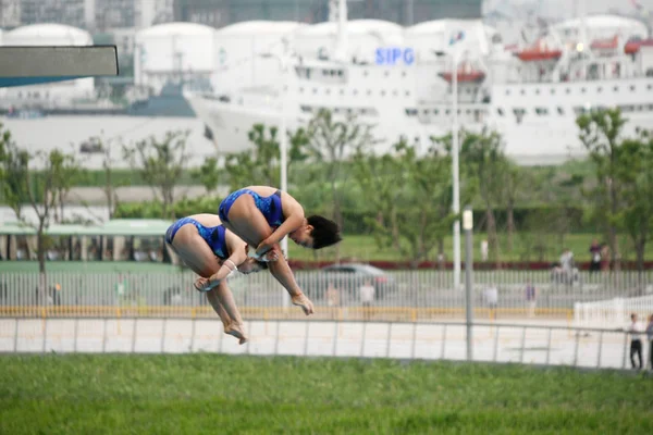 상하이 오리엔탈 스포츠 센터의 다이빙 풀에서 챔피언십에서 동기화 플랫폼 다이빙 — 스톡 사진