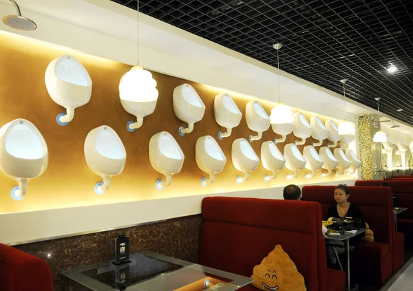 2011年1月12日 中国顾客在中国西南部云南省昆明市一家以厕所为主题的餐厅用餐 — 图库照片
