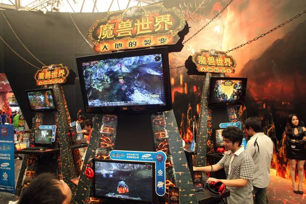 Visitors Playing Online Game Booth World Warcraft 9Th China Digital — Stock Photo, Image