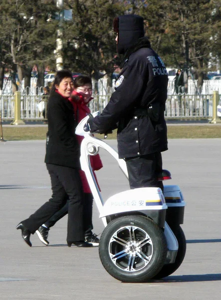 Čínská Policie Jezdí Elektrický Skútr Segway Hlídku Náměstí Nebeského Klidu — Stock fotografie