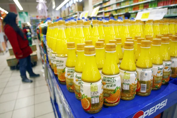 上海のスーパーマーケットでペプシコのオレンジジュースやその他の飲料を購入する中国のお客様 月2011 — ストック写真