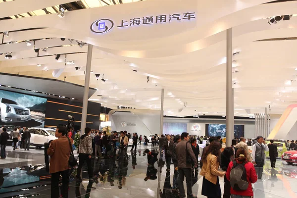Návštěvníci Jsou Spatní Stánku General Motors Během Autoshow Šanghaji Číně — Stock fotografie