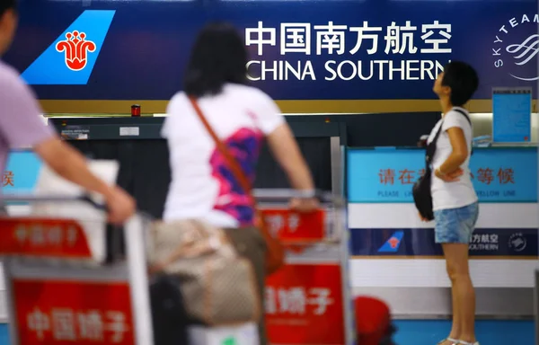 乗客は海口市 南中国海南省の海口美蘭国際空港で中国南方航空のカウンターで通過します 月2011 — ストック写真