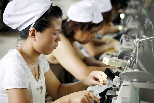 Kvindelige Kinesiske Arbejdere Fremstiller Tøj Til Eksport Beklædningsfabrik Huaibei East - Stock-foto