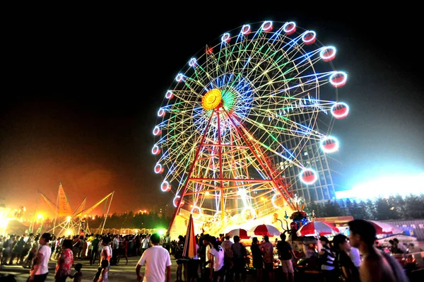 Turisták Helyi Lakosok Egy Megvilágított Ferris Kerék Alatt Qingdao Nemzetközi — Stock Fotó