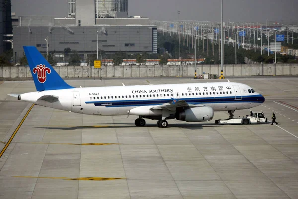 中国南方航空の飛行機が上海の浦東国際空港で見られる 2010年12月29日 — ストック写真
