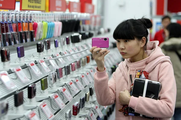 Chinese Customer Tries Out Digital Camera Newly Opened Media Markt — Stock Photo, Image