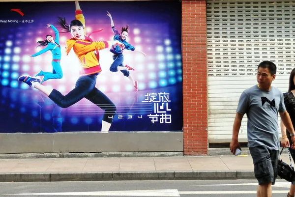 File Piétons Marchent Devant Panneau Anta Dans Une Rue Shanghai — Photo