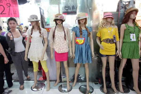 Chinese Klanten Lopen Langs Mannequins Een Kledingwinkel Een Kledingwinkel Aan — Stockfoto