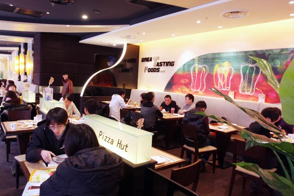 Helyi Lakosok Vacsoráznak Egy Pizza Hut Étterem Lanzhou Város Északnyugat — Stock Fotó