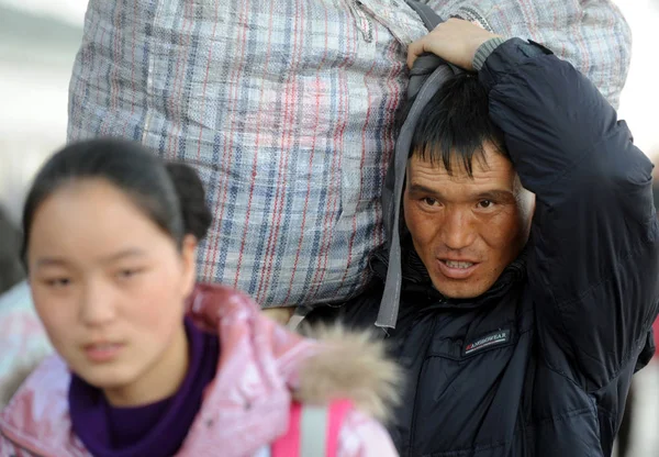 Travailleur Migrant Chinois Transportant Ses Bagages Autres Passagers Est Photographié — Photo