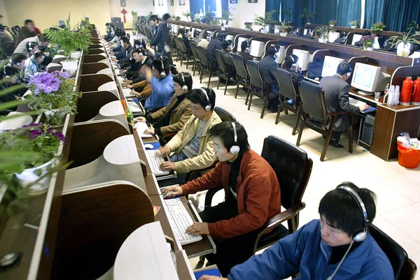 中国のネチズンは 2010年10月12日 中国浙江省東部寧波市のインターネットカフェで見られます — ストック写真