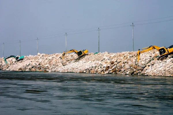 Grävmaskiner Konsolidera Fördämningen Byggandet Reservoar Dammen Ningbo City Östra Chinas — Stockfoto