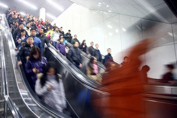 2011年2月9日 在中国上海的交通高峰期 成群结队的乘客乘坐自动扶梯在人民广场地铁站 — 图库照片