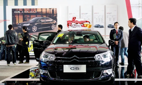 Bestand Chinese Autokopers Proberen Een Citroen Tijdens Een Auto Show — Stockfoto