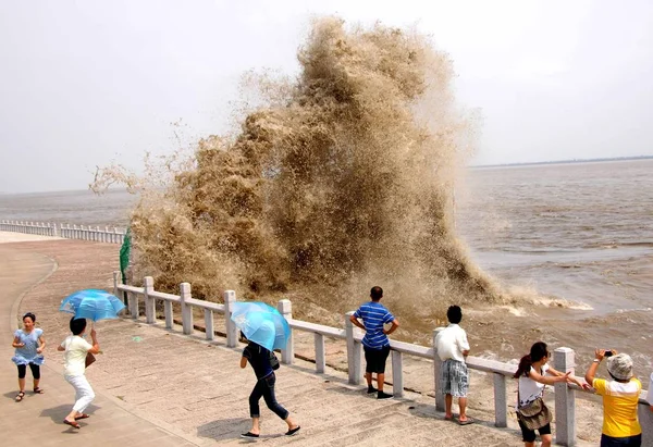 Turistas Estão Assistindo Maré Crescente Rio Qiantang Haining Leste Província — Fotografia de Stock