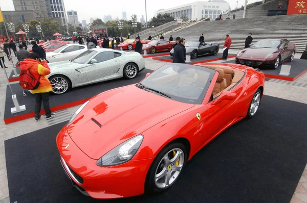 Lokale Bewoners Kijken Naar Ferrari Auto Tijdens Een Tentoonstelling Vieren — Stockfoto