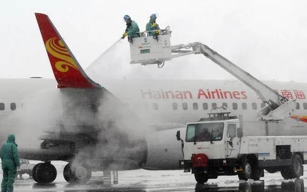 Chińscy Członkowie Załogi Naziemnej Obrotowa Samolot Hainan Airlines Ciężkim Śniegu — Zdjęcie stockowe