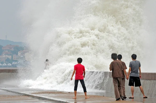 Tourists Watch Big Waves Caused Typhoon Muifa Hitting Coast Qingdao — Stock Photo, Image