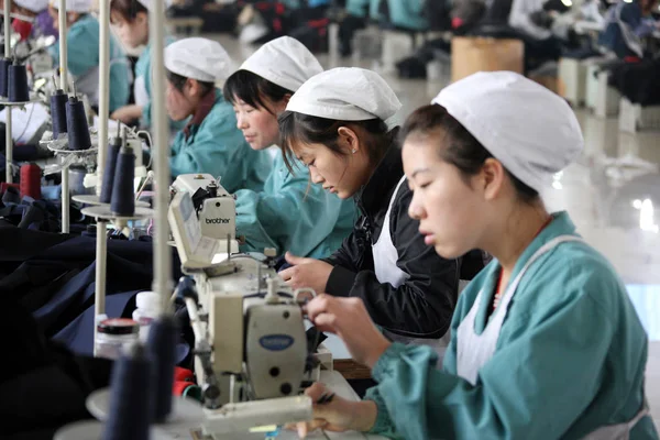 2010년 12월 화이베이시의 공장에서 중국인 노동자들이 동남아시아 국가로 의류를 수출하고 — 스톡 사진