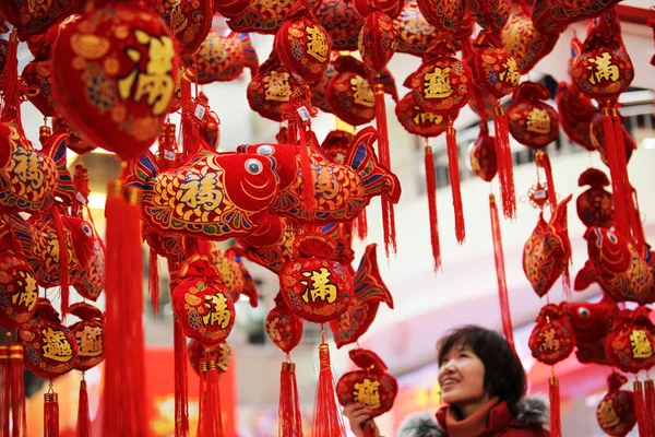 Una Mujer China Compra Colgantes Rojos Otras Decoraciones Preparación Para — Foto de Stock