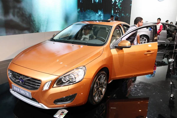 Kínai Autó Vásárlók Megpróbál Egy Volvo S60 Során China Guangzhou — Stock Fotó