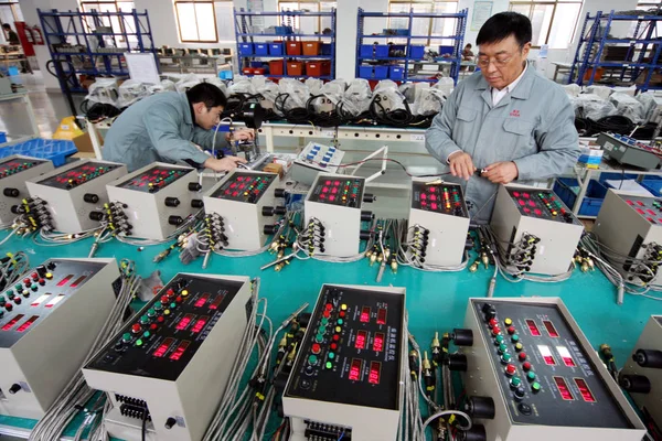 中国人労働者は 海安郡 南通市 東中国江蘇省の江蘇省江蘇省江蘇省の江蘇エンダ総合機器有主社の工場でディーゼルエンジンモニターをテストし 2010年2月2日 — ストック写真