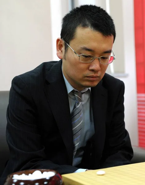 Cheolhan は中国上海で開催された第12回 Nongshim カップ世界囲碁チーム選手権において 韓国のチェ と目に見えない 1月19日に2011を競います — ストック写真