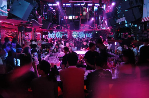 Jovens Desfrutam Sua Vida Noturna Bar Vip Tanghui Xangai China — Fotografia de Stock