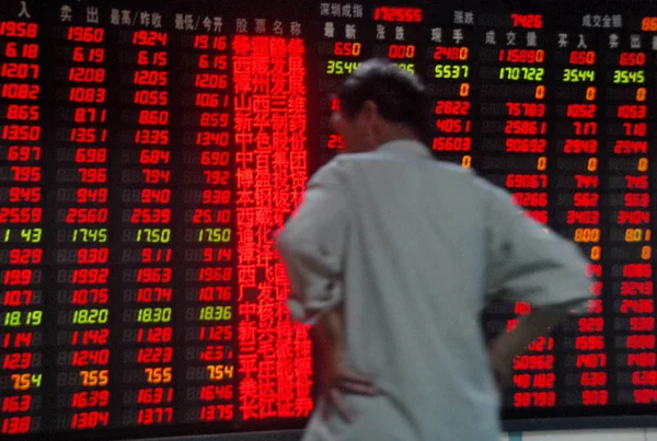 Μια Κινεζική Επενδυτής Εξετάζει Τις Τιμές Μεριδίου Κόκκινο Για Την — Φωτογραφία Αρχείου