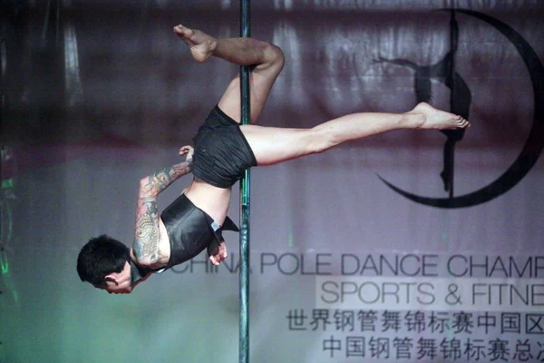 Конкурсантка Виконує Під Час Фіналу Китай Полюс Танці Чемпіонату 2011 — стокове фото