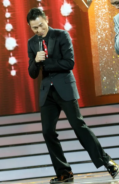 香港歌手兼演员刘德华在2011年1月27日于中国上海举行的2011年龙播春节联欢晚会的拍摄会上表演 — 图库照片