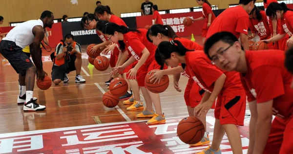 Nba Star Lebron James Miami Heat Instructs Chinese Young Players — Stock Photo, Image