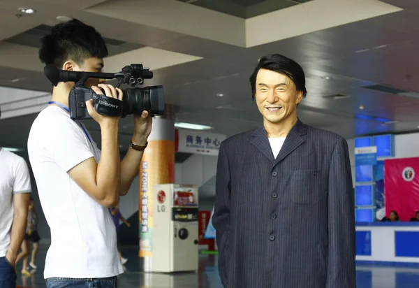 Een Bezoeker Schiet Wax Figuur Van Jackie Chan Tentoonstellingsruimte Tijdens — Stockfoto