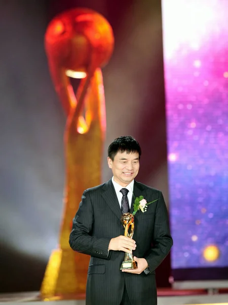 Liu Yonghao Président New Hope Group Détient Trophée Figure Économique — Photo