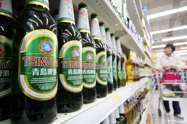 Botellas Cerveza Tsingtao Están Venta Supermercado Ciudad Nantong Este Provincia — Foto de Stock