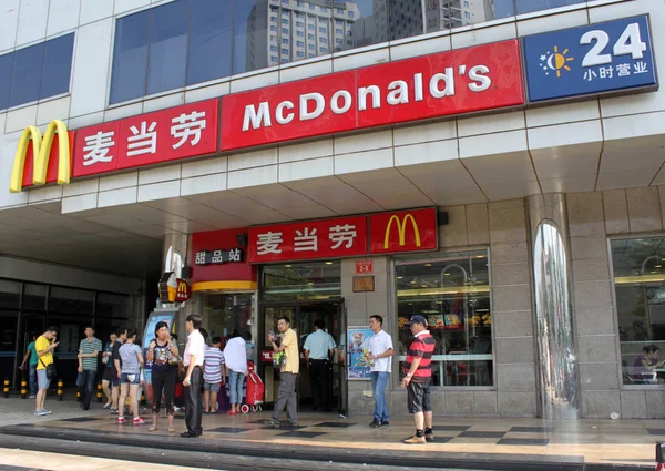 Konsumenterna Mcdonalds Restaurang Peking Kina Juli 2011 — Stockfoto