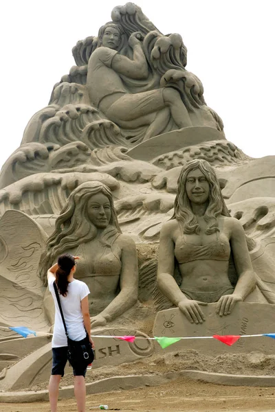 Turista Olha Para Esculturas Areia Parque Escultura Areia Cidade Weifang — Fotografia de Stock