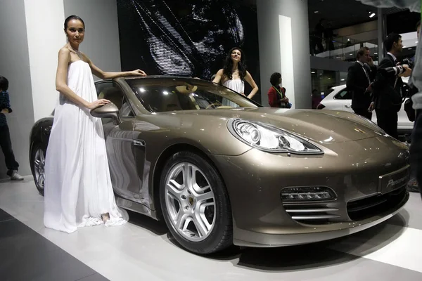 Modelos Posar Com Carro Porsche Durante Show Automóveis Pequim China — Fotografia de Stock