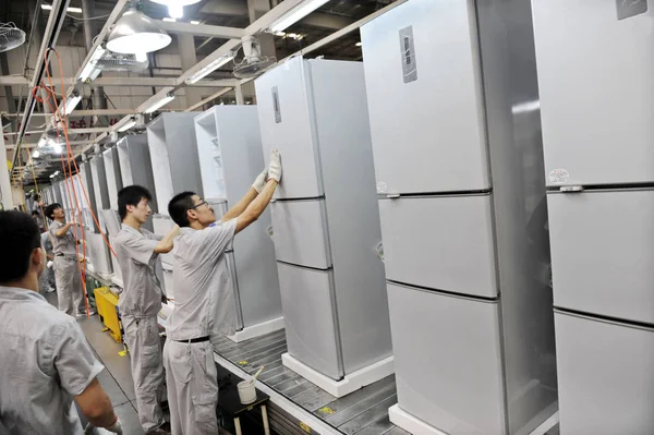中国の工場労働者が工場 2010 日東中国山東省の青島市でハイアールの冷蔵庫を製造します — ストック写真