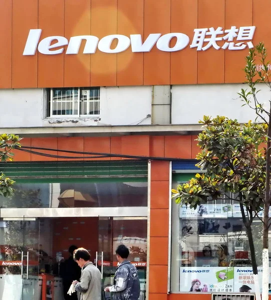 File Jalankulkijat Kävelevät Ohi Lenovo Jälleenmyyntisopimuksen Shanghaissa Kiinassa Joulukuuta 2010 — kuvapankkivalokuva